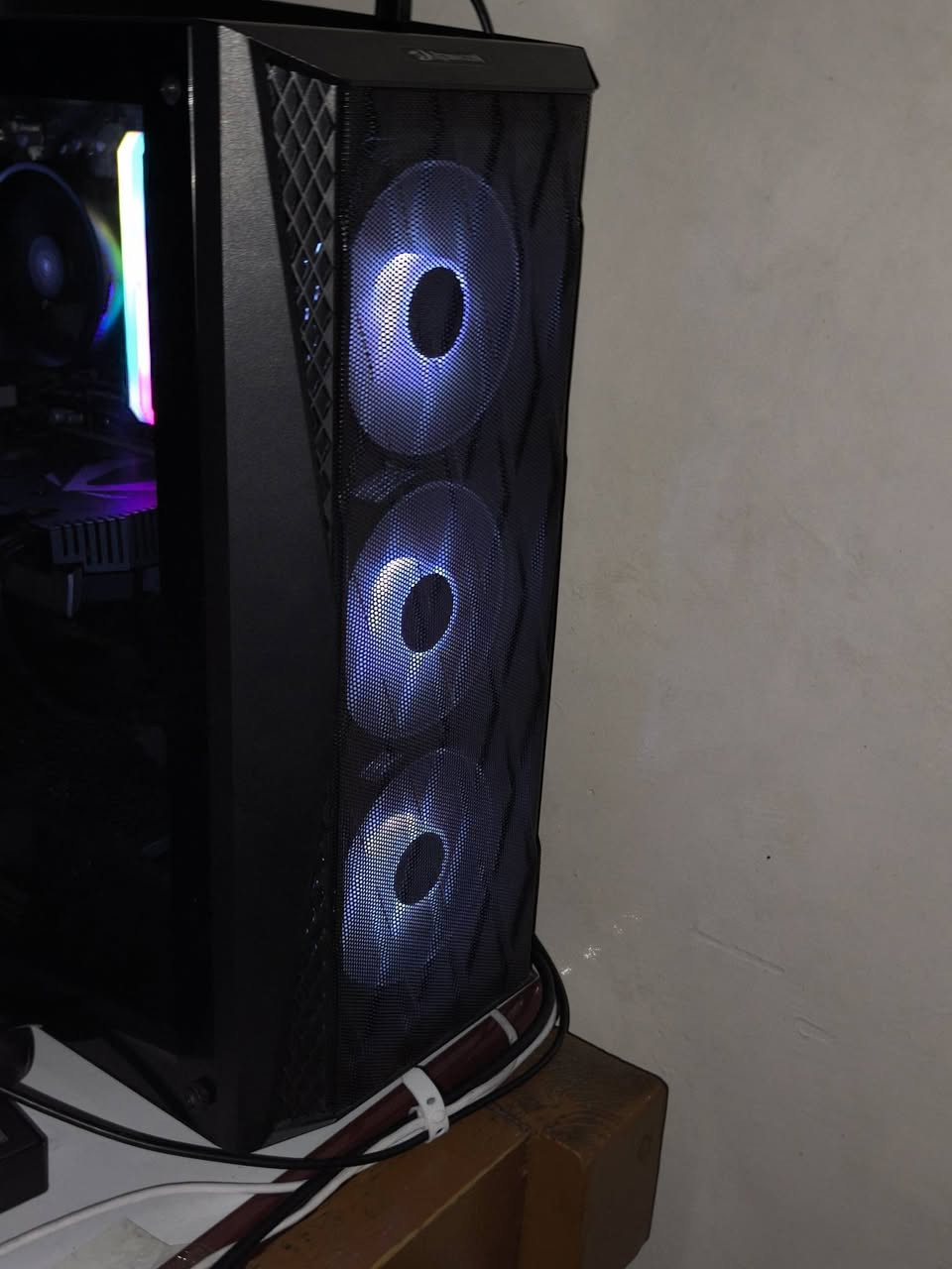 كيس للبيع
مواصفات 
 المعالج R5 5500 مبرد ستوك 

كرت شاشة 2060 6g نسخه زوتاك

مذربورد كيكابايت A520m k v2

رام 16gb 3200 كورسير RGB

الباور 650w 80+ برونز

الذاكره ssd 512 من كينغ ستون

كيس اربع مراوح ARGB مع هوب ماركه aigo مع ريموت تحكم

السعر 750 الف توصيل متوفر


**إذا كنت صاحب هذا الإعلان وتريد حذفه لأي سبب، رجاءا أرسل رسالة إلى الدعم الفني**