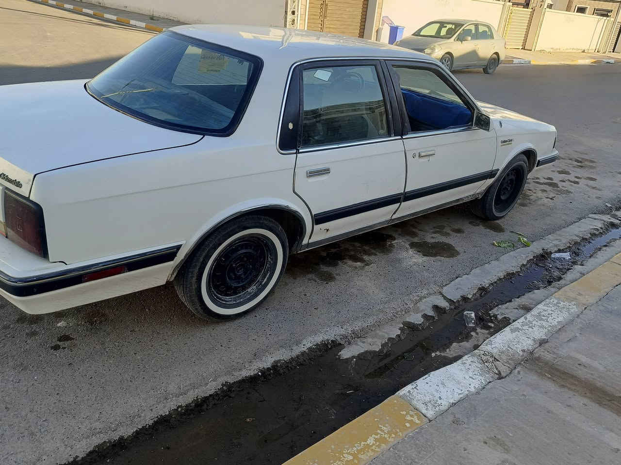 سياره اولدز موديل 90 رقم بغداد  
تحويل ثاني يوم 
مكينه نضيفه
سيارة مرتبه تريد اشويه ترتيبات مكانها الفلوجة رايدها ب27
***********

