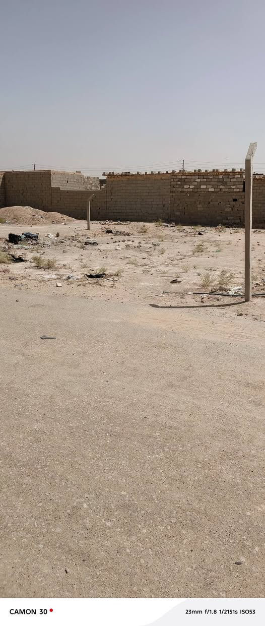 السلام علايكم ورحمه الله 
قطعه ٢٠٠ 
عمود ١٣٤
كامله الخدمات
ماء 
كهرباء 
تبليط
تبع الشارع العام١٤٠٠متر
السعر٤٢٥٠
***********
