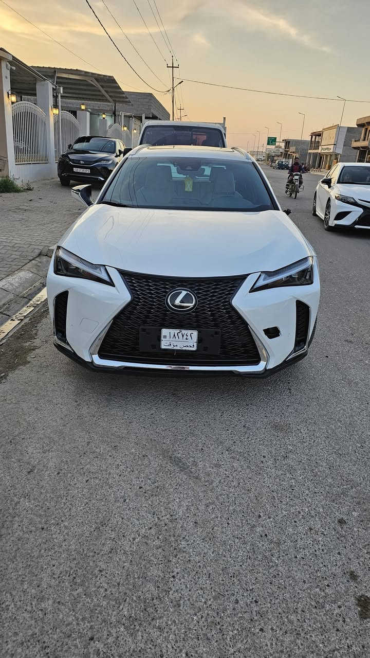 السلام عليكم 
لكززUX300h
اللون ابيض 
اعلى مواصفات معروف 
تدفئه تبريد كشانه 
تدفئه ستيرن 
فتحه سقف كشانه جلد 
تحديد مسار  
توقف ذاتي 
الضرر موضح بالصور  
السعر 200 وبي مجال 
للاستفسار***********
