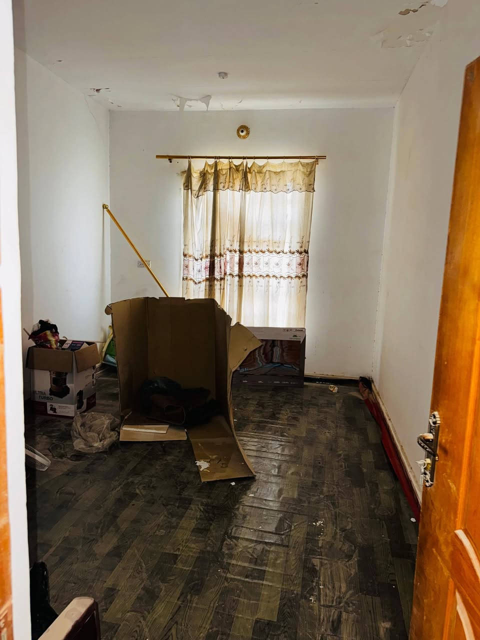 السلام عليكم 
منزل للبيع للبيع  
المساحة 150 
الطابق الارضي دوانية وصالة وغرفتين ومطبخ وصحيات داخلية وخارجية 
الطابق الثاني صاله وغرفه 
موقع البيت قرب مدرسة محمد باقر الصدر 
ملاحظة : البيت لا يباع بالمبادرة بيع مباشر فقط 
للاستفسار:
***********
***********
