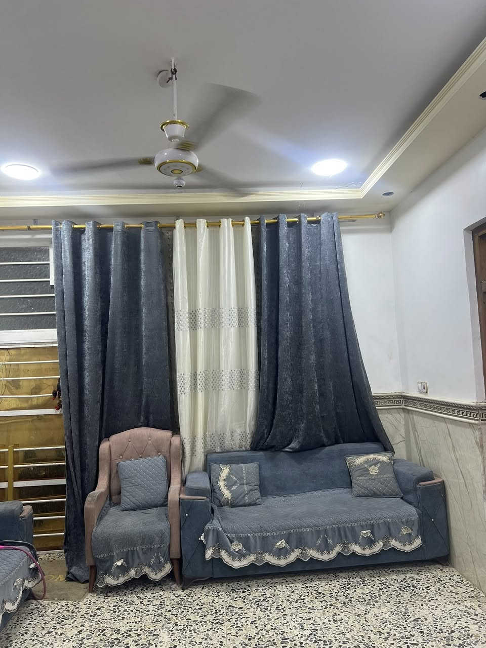 بيت زراعي قريب على شارع زمن ٢٠٠متر غرفتين وصاله ومطبخ حار وبار واستقبال ٨امتار صحيات حمامات خارجيه وداخليه ماء وكهرباء ومجاري ***********
