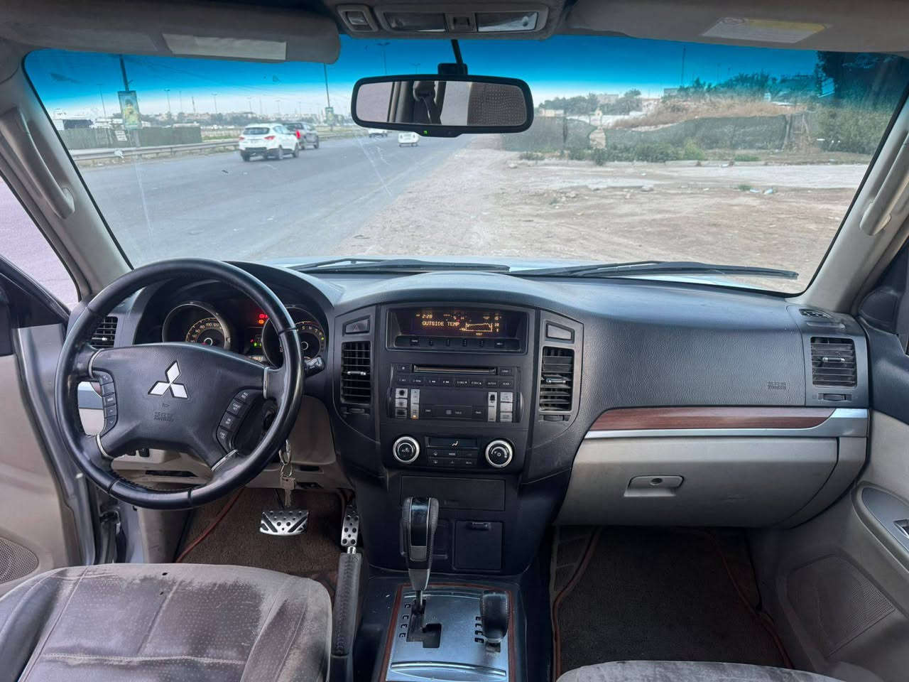 الماركة: ميتسوبيشي
• الموديل: باجيرو
 • الفئة: SUV / دفع رباعي
 • سنة الصنع: (2008)
 • نوع الوقود: بنزين
 • نظام الدفع: دفع رباعي 4×4
 • القير: أوتوماتيك
 • اللون الخارجي: فضي
 • اللون الداخلي: بيج
 • عدد المقاعد: 7 ركاب
 • الزجاج: كهرباء
 • المرايا: كهرباء
 • التكييف: قوي (أمامي + خلفي)
 • ABS: موجود
 • Airbags: موجود
 • جنوط: ألمنيوم
 • فتحة سقف: 

⸻

🔧 الحالة
 • المحرك: جيد
 • القير: جيد
 • الشاصي: سليم
 • السيارة: استخدام شخصي
 • جاهزة للفحص
مكان السياره بغداد 
***********
سعر 110$
