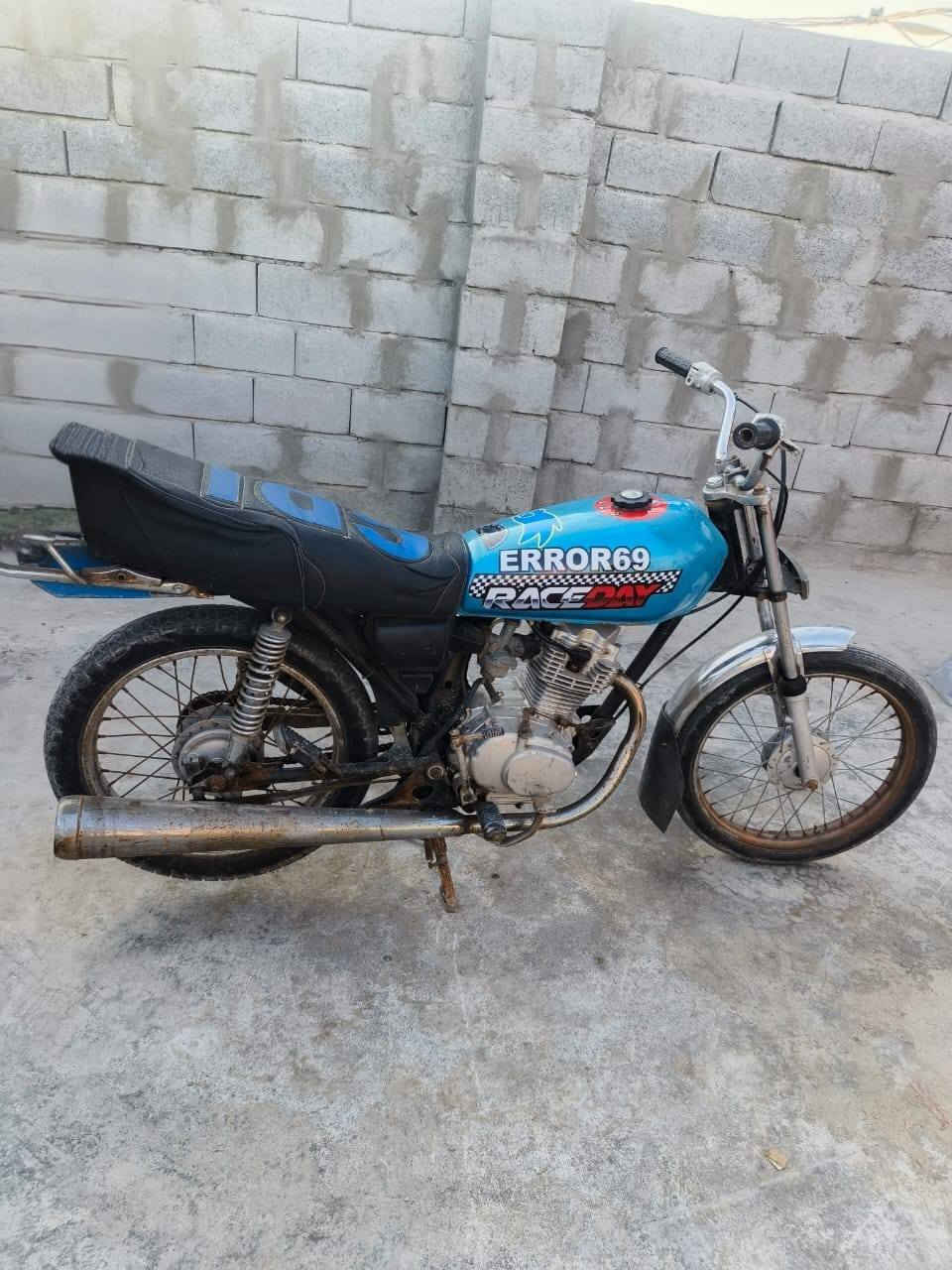 سلام عليكم دراجه للبيع فول ومكفول مكينه شلامجه أصلي الدراجه اللهم صلي على محمد وآل محمد شغل وطلع أدوات مكفوله من سرقه ب 250 وبيهه مجال قليل كلش للشراي وبخدمتكم، مكاني كرمه علي ***********
