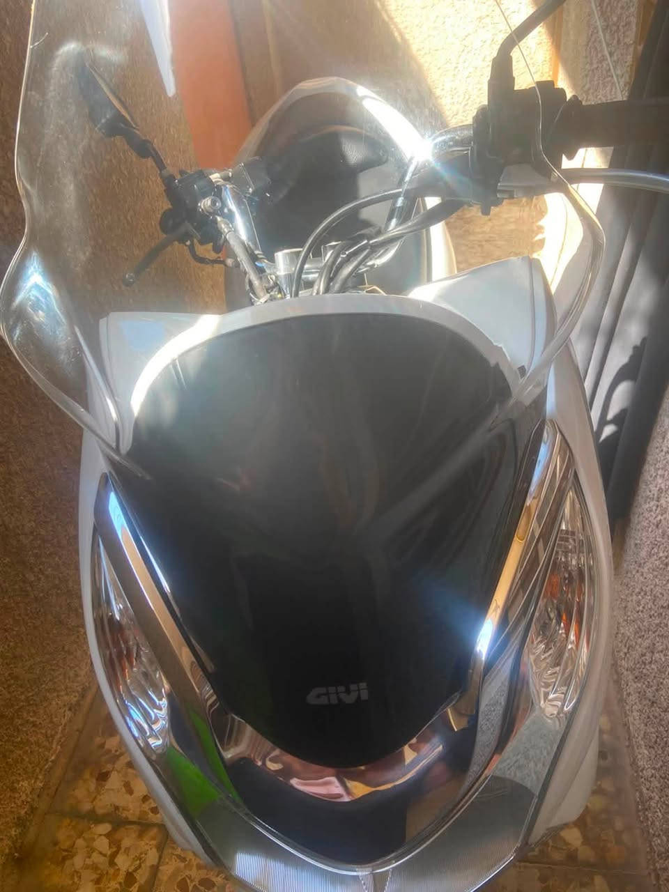 السلام عليكم
PCXجيل اول    125
دراجه صارلها سبوع نازله رمبه 
دراجه نضيفها ومكفوله كفاله عامه تجي تأخذها من باب لبيت صارت عليه ب18 
دراجه قفلها من الأخير بدون ماتعبك وتعبني 15 قفل موجوده اوراقها 
مكاني بغداد مدينه الصدر 
رقم ***********
