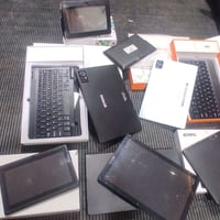 ايبادات عدد7قطع جددبيهن قطعتين شاشه مكسوره  👇👇👇 ابيع فحم   مع جميع الم...