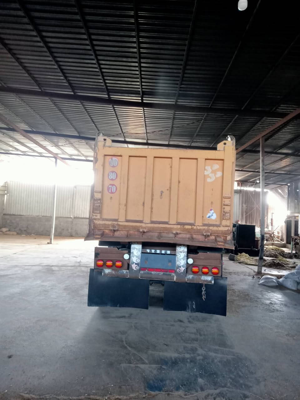 مقطوره للبيع مكفوله طوله 7وربع شاصي 16 دناكير 16 لعاب جاهزة للعمل السعر 155 
***********
