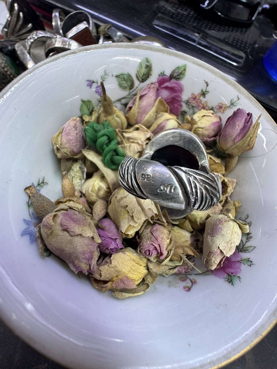 السلام عليكم 
خواتم فضه قديمات و سوارات 
تقريباً وزنهم 400 غرام مكاني كربلاء المقدسة
الشراي يتواصل على الواتساب 
***********
