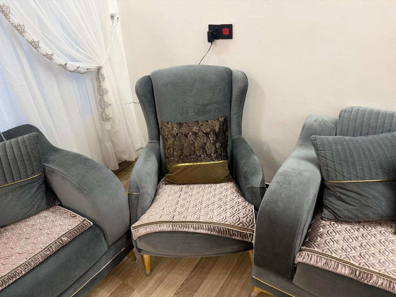 (غراض بيت للبيع) تخم تركي تكمه نضيف جدا سعر ٧٥٠الف ميز طعام مع كراسي ٣٥٠الف طبلات ١٠٠الف عنوان بغداد حي العدل رقم بي وتساب فقط ***********
