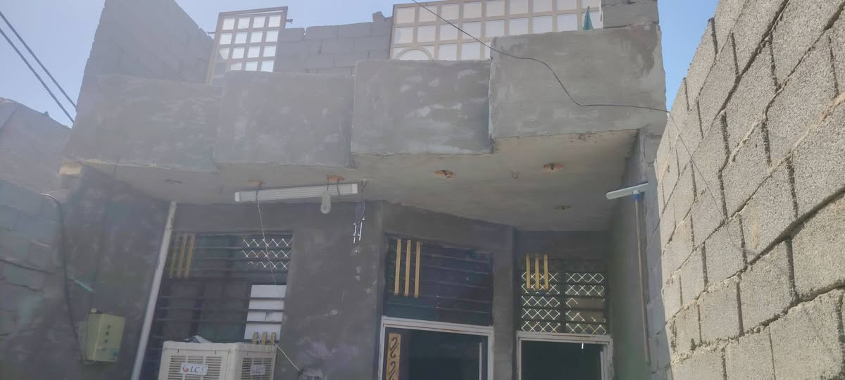 بيت لبيع مقابيل البانزيخانه مال كياره الول فرع بيت مساحته 150مترواجهيه 5السعرالبيت 30وبي مجال وهاذ رقمي *********** البيت القاط الثاني عوزه بس سكف ويكمل القاط الثاني

