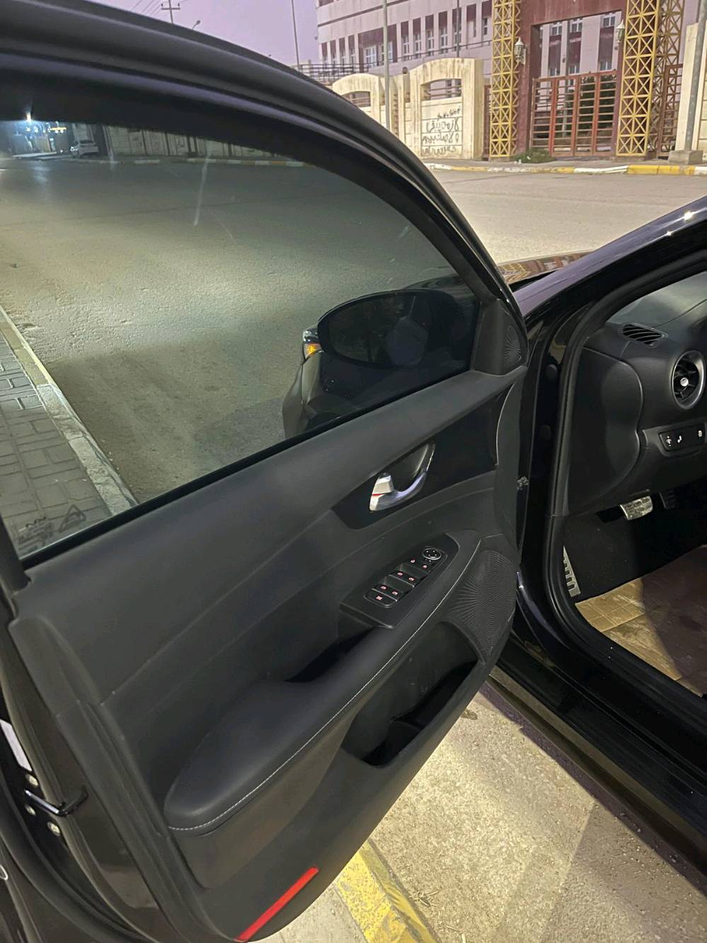 أعرض للبيع سيارة كيا موديل 2024. السيارة بلون أسود أنيق ومزودة بميزات داخلية فخمة. تم تعرّضها لحادث وتأثرت الجهة اليسرى منها كما يظهر في الصور. الأبواب الداخلية والنظام الصوتي بحالة جيدة. السيارة مجهزة بفتحة سقف، ومقود رياضي، وعجلات ألمنيوم.