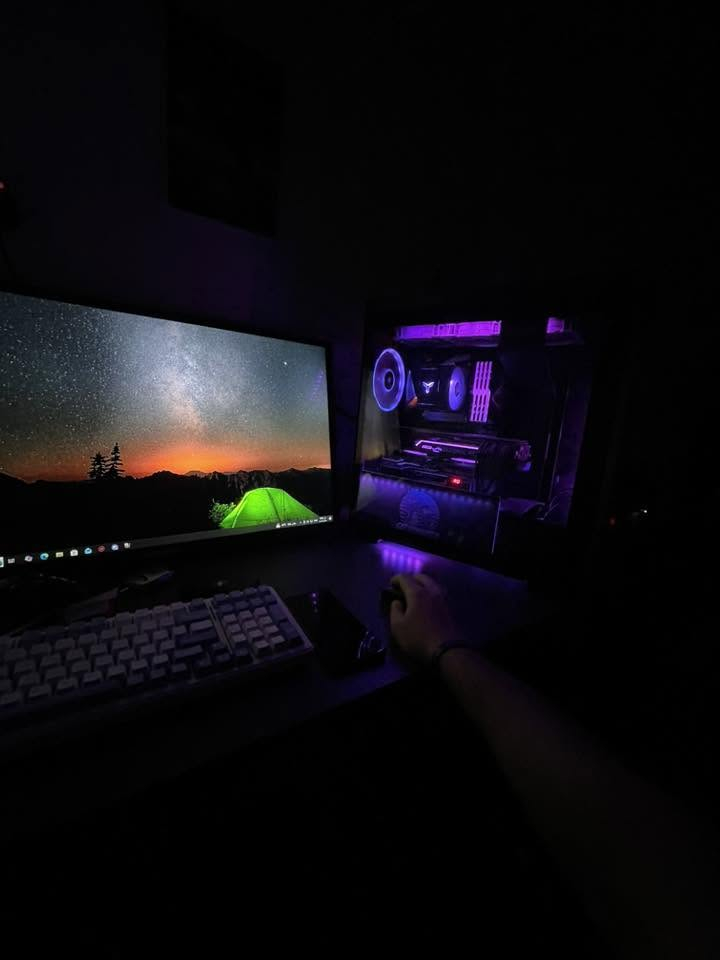 السلام عليكم
كيس للبيع استعمال قليل ونظيف ✨

🔹 المعالج: Intel Core i9 9900K
🔹 كارت الشاشة: RTX 2080 Ti msi
🔹 الرامات: 32GB DDR4 (عدد 4)
🔹 الهاردات:

 • SSD 512 g
  m.2 1000 g سامسونج 

🔹 البورد: AORUS Z390
🔹 البورسبلاي: Corsair HX850
🔹 التبريد: تبريد هوائي
🔹 مراوح RGB
🔹 حرارة الكارت: ما تتعدى 78 درجة تحت الضغط 🌡️
🔹 الموقع: بغداد

الكيس جاهز للألعاب والشغل الثقيل، استخدام خفيف وما بي أي مشاكل.
الاكسسوارات 
ماوس ريد دراكون 
كيبورد AULA F99 واير لس نادر بالعراق 
شاشه LG 144hz 24
ملاحظه كراتين القطع كلها متوفره

💰 السعر: مليون و 250 بيه مجال بسيطة مكاني بغداد التاجي متواجد واتساب فقط 
***********
