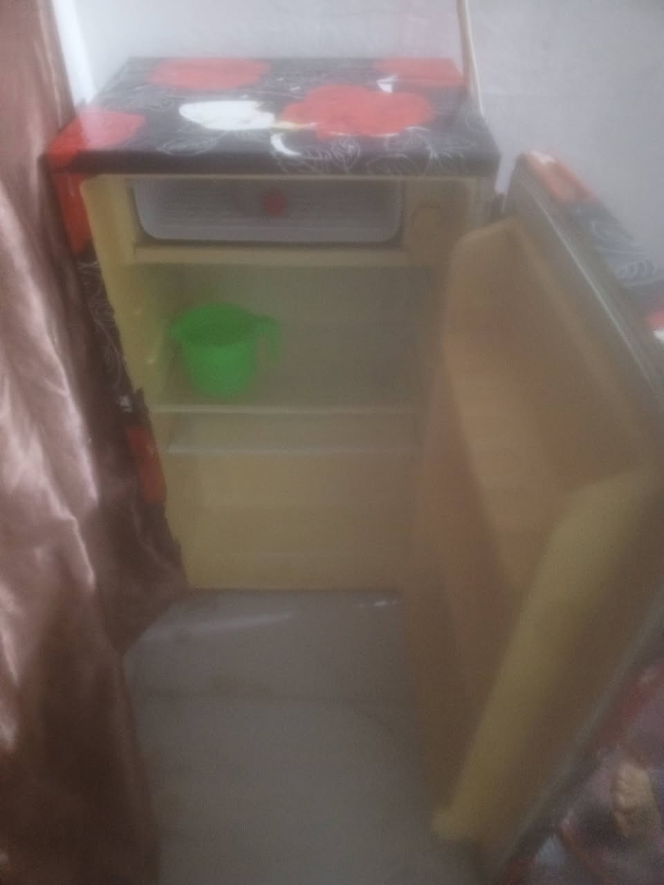 سلام عليكم ثلاجه للبيع شغاله شرط تجميد سعر 50 العنوان ميسان برمانه سايدين ***********
