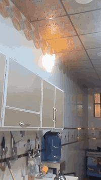 سلام عليكم بيت بشارع المطار شارع مبلط الرقم***********متكون من مطبخ حراري ومطبخ بارد وغرفيتن وبراني حجم كبير وحمامين السعر بلخاص البيت كامل المساحه 200متر
