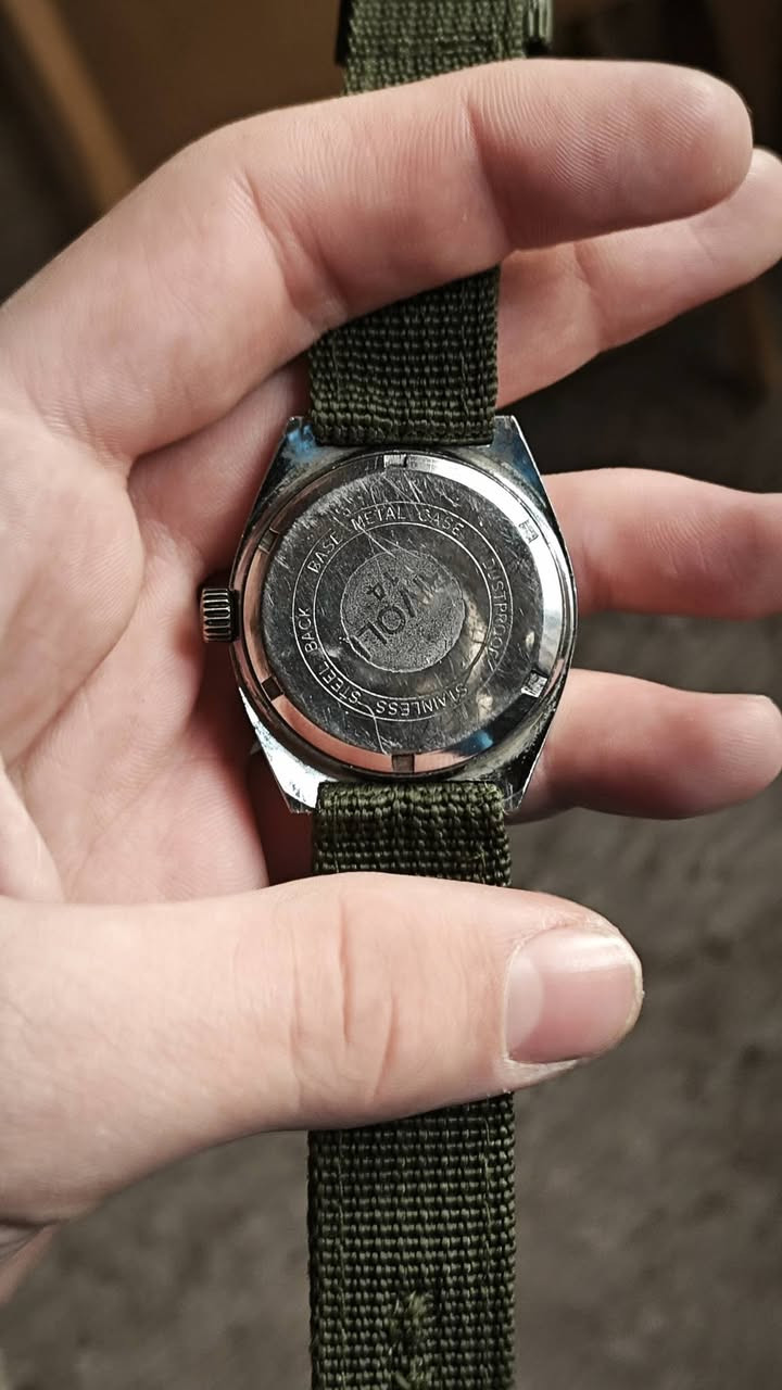 السلام عليكم
ساعة ريفول 
سويسري قديم 
أصلي 100/100
شغاله 100/100
بيها اثار قدم بل مينه 
لو زيتوني مميز
سعرها 50 الف هيه و التوصيل وبيها مجال 
 للتواصل واتساب أو الاتصال على الرقم
***********
