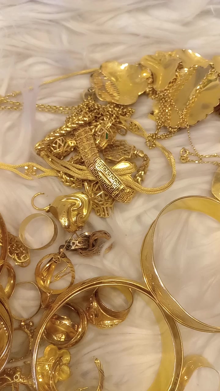 أُبي للذهب والمجوهرات سعر غرام الذهب لهذا (٢٣٥) واجور كل غرام (٥) الف المستخدم فرصة شراء واتساب أو اتصال *********** @
