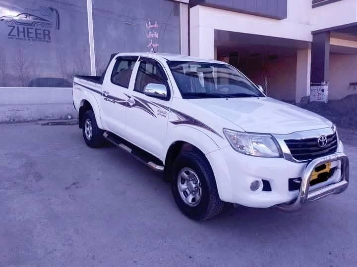 پیکاب مەرزیە
ڕەقەم دهۆک
ڕەقەموسەنەوی تا 2029 نوێیە
گێڕو مەکینە وئەکسل بەشەرتە 
مەکینەی نەکراوەتەوە
دەعامی بۆدەعامی بەشەرتە
سەیارەکە بێ سبۆخە بێ ساردە کوەتە 
تەنها یەک بست لەبن بەگلایەتی پشەوەی ساردە
چوار تای نوێم تازەم بۆبەستاوە سپێری دانەبەزی
شوێن سۆران.
***********
***********
