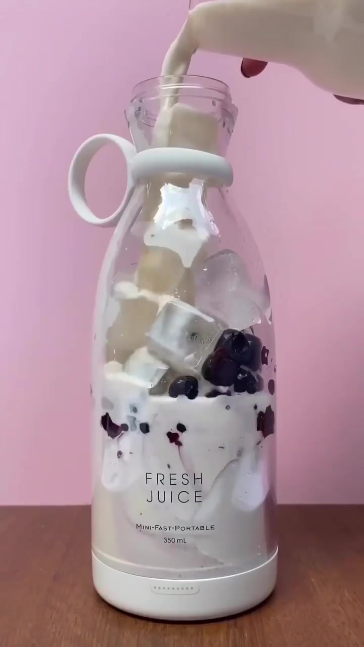 بلندر الاصلي من شركة fresh juice ♥️ الخلاط رقم #1 مبيعاً في العالم

لإصحاب الذوق الرفيع والمميزين
تاخذه وياك وين ما تروح وتسوي المشروب الي يعجبك

تتمرن وتروح للجم اخلط مشروب البروتين الي تحبة
يعني خلاط مناسب للكل 

مميزاته:
1-خفيف الوزن وسهل الحمل
2-سهل التنظيف
3-يعمل عن طريق شحن
4-ياتي مع شاحن لاسلكي سريع جداً
5-شفرات حادة وسريعة جدا لخلط جميع انواع المشروبات وحتى الثلج
6-حجمة ٣٥٠ ملم

متوفر باللونين وردي💖 ابيض🤍
السعر خاص
🚘 يوجد خدمة توصيل لجميع محافظات العراق ٤ الاف 🚘


**إذا كنت صاحب هذا الإعلان وتريد حذفه لأي سبب، رجاءا أرسل رسالة إلى الدعم الفني**