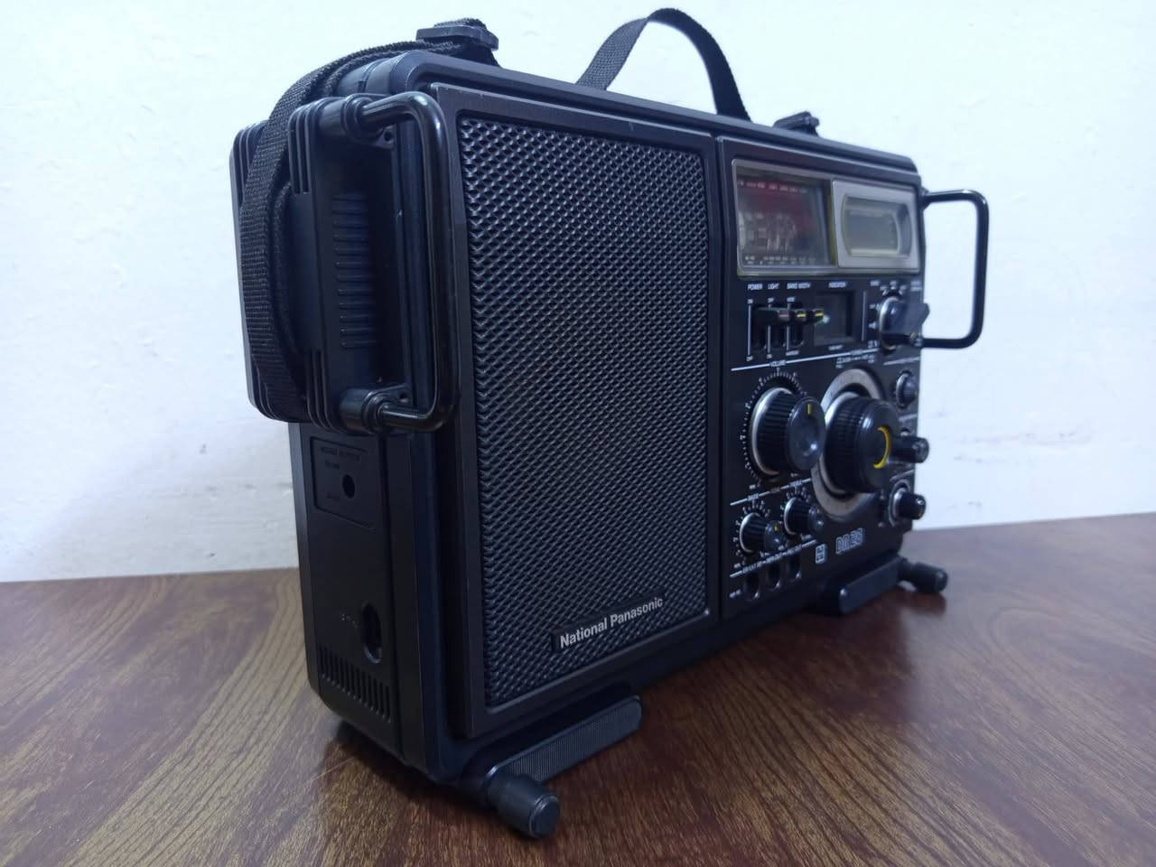 العملاق الياباني راديو ناشيونال الحجم الضخم ، قطعة نادرة ، فخر الصناعات اليابانية في اواخر السبعينات ، تتضمن أبرز ميزاته التقنية ما يلي:
نطاقات التردد: يدعم التقاط محطات الراديو عبر نطاقات FM و LW و MW و SW1-3. 
شاشة العرض: يتميز بشاشة عرض رقمية زرقاء/خضراء فلورية دقيقة تظهر التردد، بالإضافة إلى مؤشر تناظري تقليدي. 
الصوت: يحتوي على مكبر صوت مدمج بقطر 9 سم مع أدوات تحكم منفصلة في الترددات العالية (Treble) والمنخفضة (Bass) لجودة صوت ممتازة. 
الطاقة: يمكن تشغيله عبر التيار الكهربائي (110/220 فولت) أو باستخدام 6 بطاريات من نوع UM-1 (D-cell). 
التصميم: يتميز بهيكل متين مع مقابض جانبية للحماية، ويزن حوالي 3.6 كجم، مما يجعله جهاز استقبال شبه مكتبي. 
الجهاز على حطة الشركة والنظافة 100٪ ويتميز بسحب محطات عالية الجودة 
للاستفسار مراسلتي على الخاص "العنوان ـ بغداد "


**إذا كنت صاحب هذا الإعلان وتريد حذفه لأي سبب، رجاءا أرسل رسالة إلى الدعم الفني**