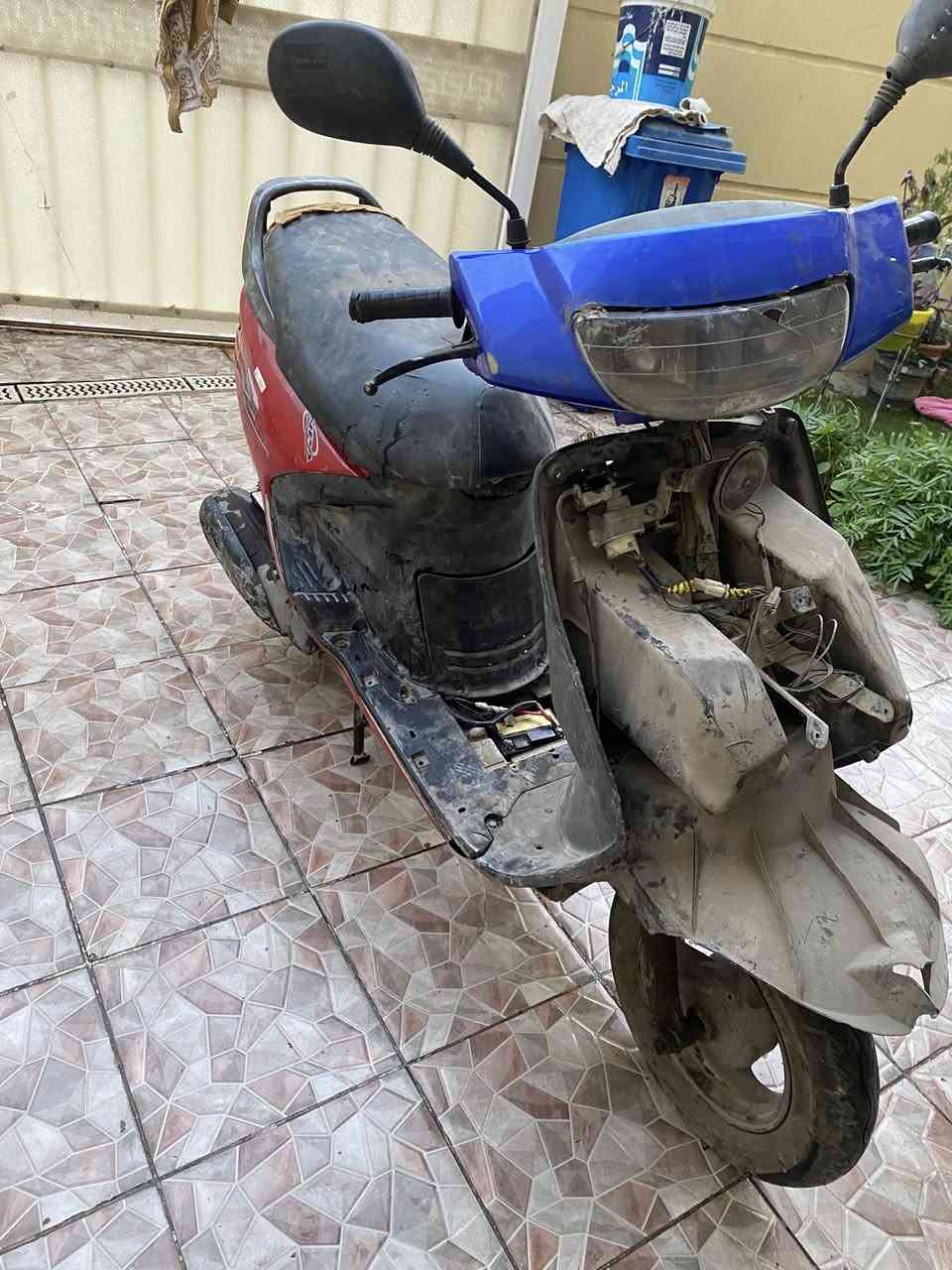 فراشه نثيه كلشي شغال مكينه ناعمه تجفيت جديد كهربائيات كله شغاله نقص باتري وصالنصه مزروفه ووجه سعره 250 مكاني محموديه ***********
