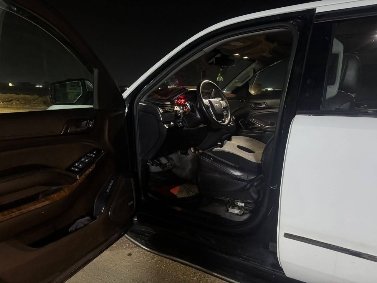 مكان السيارة موصل تلعفر
🔸شوفرليت سوبر بان 

🔸مصبوغة ابيض حزام لغرض تكسي اصل لون اسود 

🔸موديل 16

🔸سياره فول مواصفات LTZ

🔸ضرر باب جامرلغ

🔸ماشيه 435 الف ميل  
سعر مطلوب (250) بيها مجال قليل كلش 
   🔸***********
🔸***********
