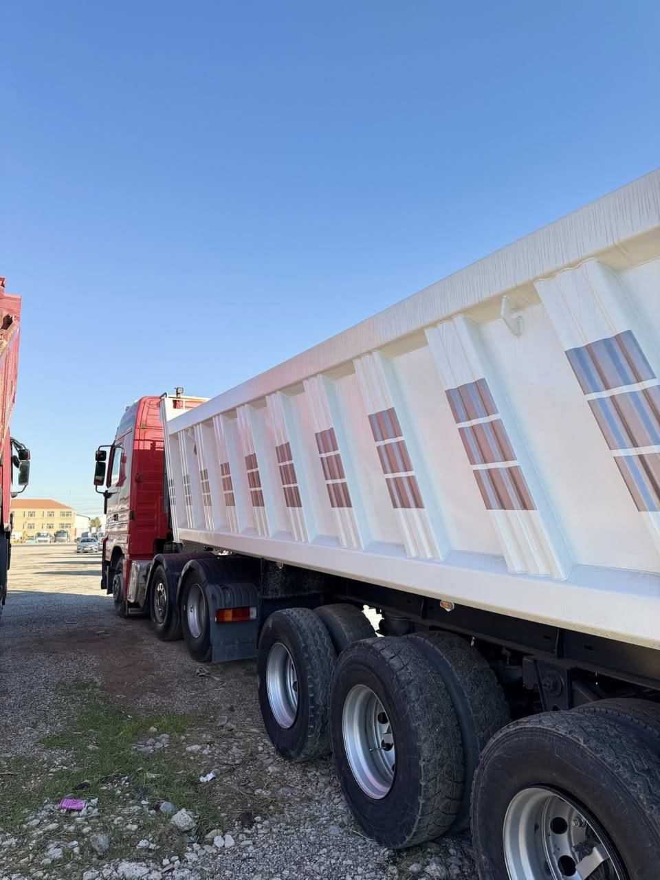 معرض مهدي اربيل
سعر: 460 ورق.  بيها مجال شراي
نوع : مارسيدس اكتروس قلاب تريله
موديل : 2002 رقم اربيل
حجم :2543 6V
ألون : احمر 
مواصفات: اكتروس سنكل امامي رفاع دوار قلاب تريله 3 معاور مربوت نصاف  زرعه البودي 30 متر
گير : كهرباي كلج
 العنوان : اربيل  قوشتب تريق كركوك  معرض مهدي اربيل 
***********
***********
