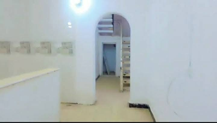 السلام عليكم دار سكن للبيع ركن يقع على شارع صب رئيسي قيد الانشاء في الكوت منطقة حي الحكيم بالقرب من مدرسة الرميلة مساحتة 350م يبعد عن الشارع العام 300م البناء طابوق والسقف صب مسلح والارضية والجدران سيراميك ويتكون البيت من غرفتين نوم وصالة واستقبال ومطبخ وصحيات داخلية وخارجية وكراج وحديقة  كبير ومتوفرة كافة الخدمات ومرقم من قبل البلدية السعر 58 وبي مجال الاستفسار الاتصال على هذا الرقم ***********
