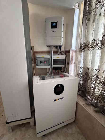 ⁨ � بحمد الله تعالى
تم تنصيب منظومة طاقة شمسية 
بسعة 20أمبير نهاري 16 أمبير ليلي لمدة 4 ساعات في محافظة الديوانية /من قبل:
🔹 مكتب الثقة للطاقة الشمسية.
لوكيل الحصري لشركات:
Deye ✅
SVOLT ✅
✅ عبق وادي الرافدين
🛠 تفاصيل المنظومة:
⚡️ انفيرتر ديـــــــــا – ضمان 5 سنوات 
🔋 بطارية اس فولت – سعة 325 أمبير، ضمان 5 سنوات
☀️ الواح   LONGi Hi-MO X10 قدرة اللوح الواحد 645 واط ضمان 25 سنة
🧰 كومباينر حماية متكامل من شركة M isaco:
�🔹 قواطع AC وDC
�🔹 قاطع ألواح
 �🔹مانع صواعق
�🔹فيوزات 
�🔹 جوزة ذكية لحماية البطارية والمنظومة
📍 العنوان:الديوانية / الدغارة / شارع الخنساء / مقابل أزياء محمد الأعسم
📞 للتواصل والاستفسار:
📲 *********** – ياسر الاعسم
📲 ‭0788 107 8725‬ -المكتب

#الثقة_للطاقة_الشمسية
#عبق_وادي_الرافدين
#svolt
#deya
