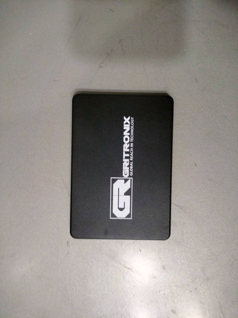 ذاكرة ssd حجم 256 GB سرعة 6GB/s مستعمل اخو الجديد مابي و لا خدش السعر 20 الف قفل و التوصيل كافة انحاء بغداد ب 5 الاف 