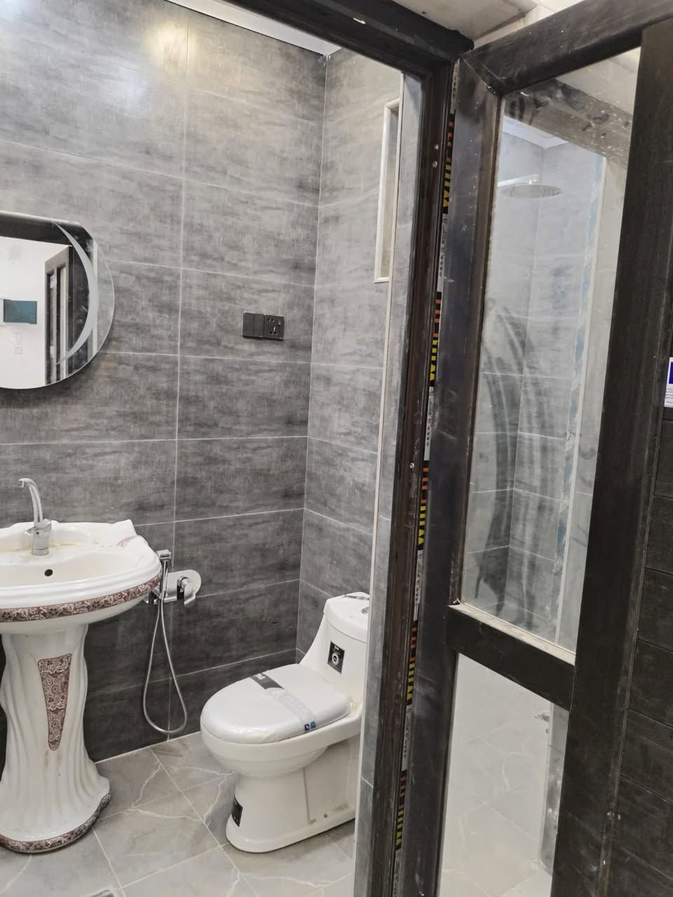 🏡✨ عروض مكتب الطائي العقارية ✨🏡
🔹 دار للبيع – فرصة مميزة 🔹
📍 الموقع: الدورة – مدخل البعيثة�🏘 المجمع: مجمع السلطان الثالث)
📐 المساحة: 50 متر�📏 الواجهة: 5 متر�📏 النزال: 10 متر�🏢 الطابق: طابقين 
✨ المواصفات:�▪️ دار زيرو (غير مسكون)�▪️ بناء حديث�▪️ موقع مميز وقريب من الخدمات�▪️ تنازل شركة�▪️ طابو زراعي – سند 25
💰 السعر: مناسب (قابل للتفاوض)
📞 للاستفسار والحجز:�***********
🔸 مكتب الطائي – ثقة وخبرة في العقار ب🔸
