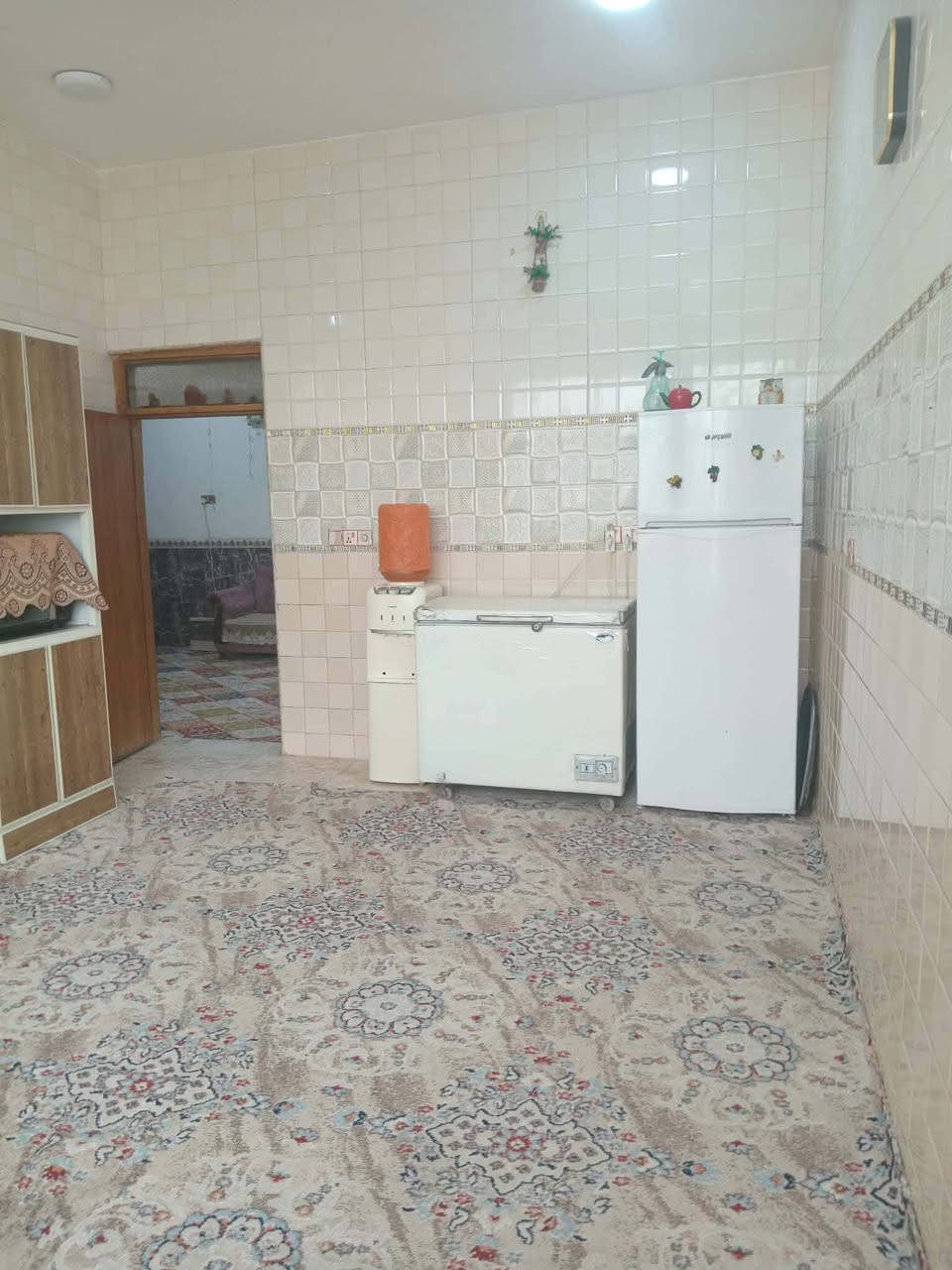 السلام وعليكم دار للبيع المساحة 250السند25البيت يتكون من غرف عدد ٢ومطبخ واستقبال والصاله وبيتونه ٨×٤الخدمات ماء مجاري كهرباء يبعد عن الشارع العام 100متر  العنوان الصويرة خلف المعارض السعر 73وبي مجال للاستفسار *********** @إشارة
