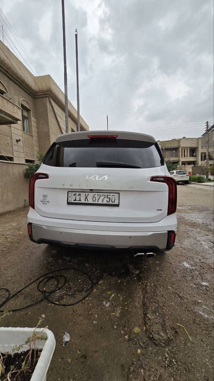 KIA Tolride.   (كيا تولرايد) 
2023 
عداد:  59.000 (KM) 
وارد امريكي 
محرك: 6 سلندر              3600    

مواصفات:  
كامره خلفيه
 حساسات اماميه وخلفيه 
وضعيات قياده ( SPORT. ECO. SNOW. SMART. Normal) 
تحديد مسار 
توقف ذاتي 
AUTO HOLD 
شاشه متصله  
تشغيل عن بعد 
مقاعد خلفيه منفصله (VIP) 
AWD (دفع رباعي مستمر) 
ضرر:
كما موضح في السونار 

السعر:  285 وبي مجال بسيط 
مكان السياره: بغداد الرصافه 
للتصال: ***********
