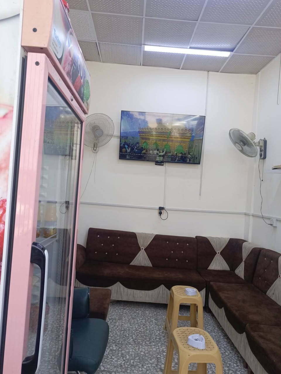 كوفي للبيع لعدم التفرغ 
الكوفي تحتوي على كافة المواد جاهزه للعمل
ميز چاي . براد. شاشه. قنفات. كراسي. قنينه
الموقع بداية شارع الدلال خلف دائرة الكهرباء المكان كلش مرتب وعليه رجل 
السعر مليون ونص وبي مجال
للتواصل ***********
