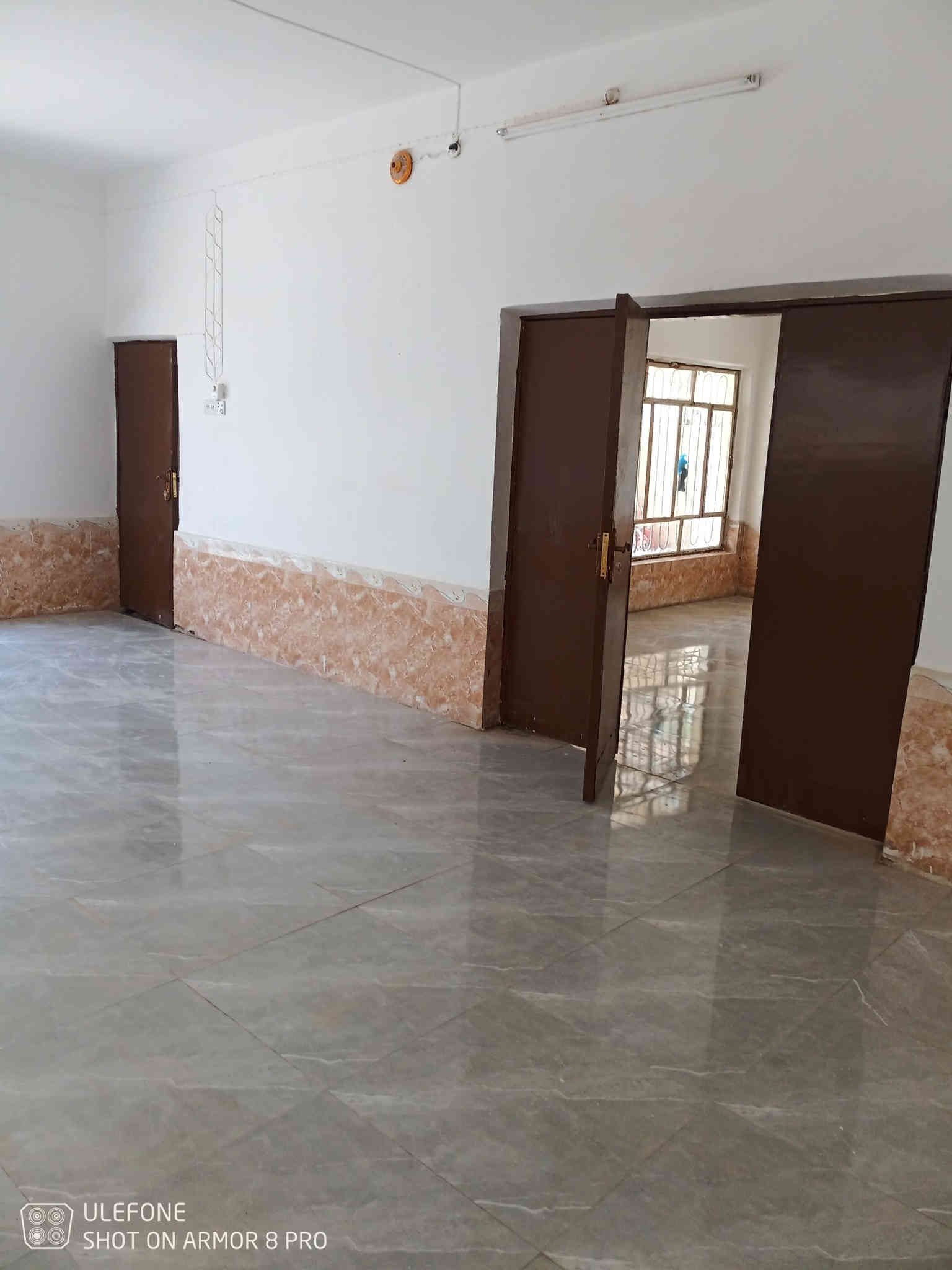 دار معروض للبيع مالك صرف ديوانية سنية الشارع التجاري قرب الدفاع المدني بداية الحي العسكري مساحة البيت 260 متر يقع على استقبال وهول وصاله وغرفتين وحمام ومطبخ وصحيات داخلية وخارجية مع ممر حول البيت ***********
