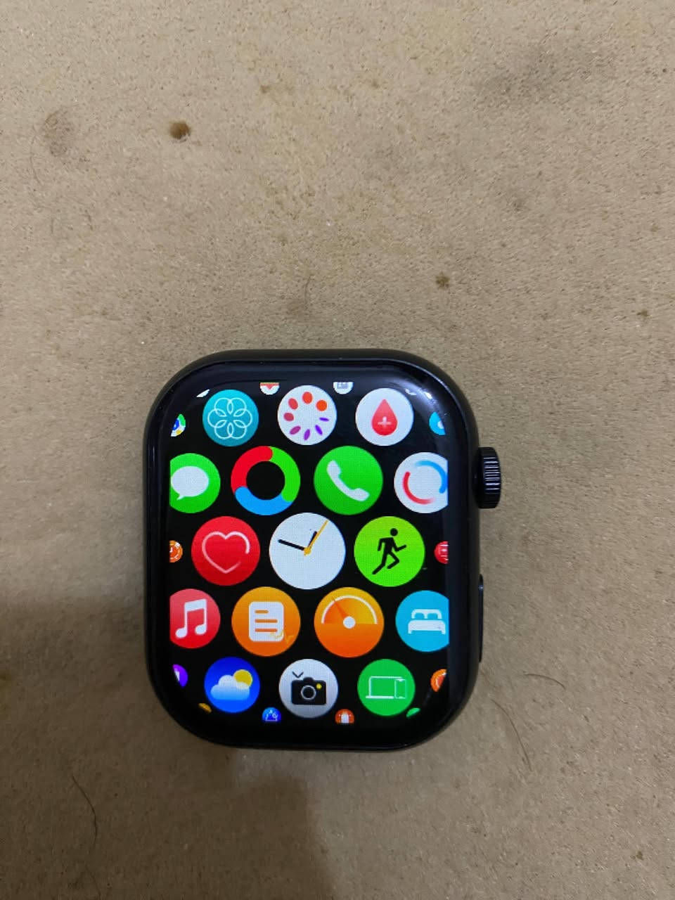 ساعة سمارت 
تفتح انتصال عل مكالمات
يوصله شعار من التليفون
واتساب وباقي البرامج
قياس ضغط الدم +قياس ضغط الاكسجين
عداد ركض شحن يدوم يومين
الساعة كامل ملحقات 
شاشة املد 
وياهة سيرين 

مكاني الشعلة
***********
