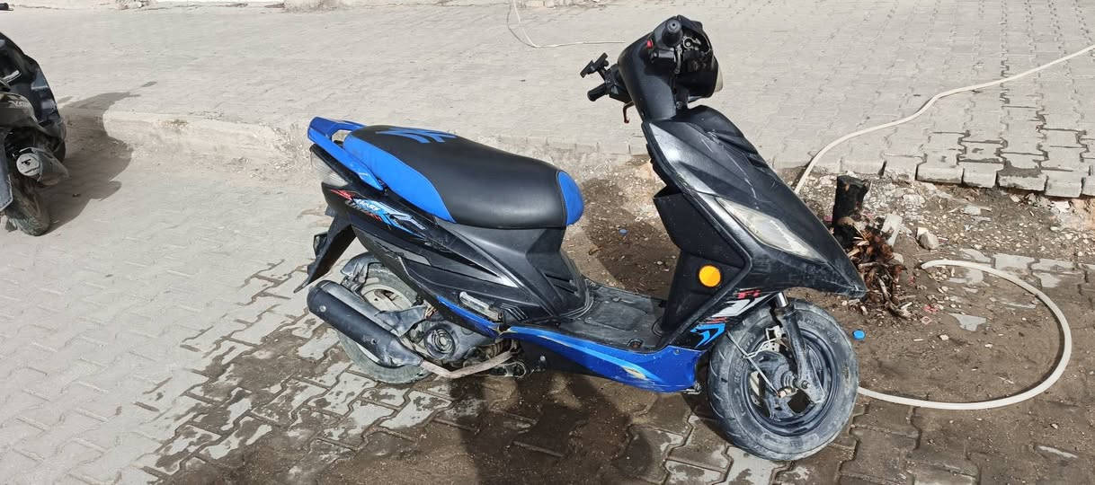 دراجة Lindy 
محرك ياباني اخرس شلعة ومعدل كهربائيات كلها شغالة نگرة سلف بيع او مراوس بدراجة گير 375 
***********
