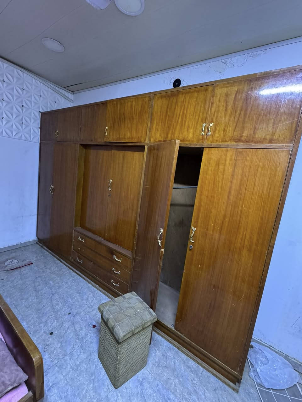 سلام عليكم غرفه للبيع نضيفه بيع مستعجل موجود وتساب *********** عنواني الجنينه
