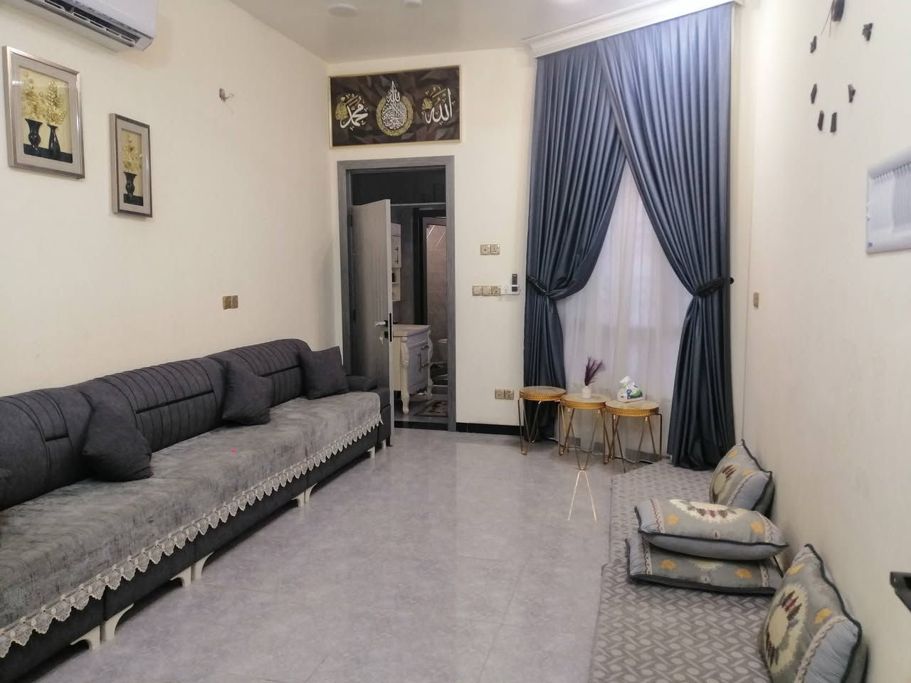 مشتمل للبيع في الفلوجه حي الشهداء المساحه ١٢٥ خلف أسواق الباشا بناء طابوق حديث فول على ساحه يحتوي على اربع غرف نوم مع صاله عدد 2 واستقبال ومطبخ و2 حمامات داخليه وخارجيه شارع 10 تبليط وجه ٦ و ربع و نزال ٢٠  السعر ١٣٥ مليون وبي مجال بسيط للاستفسار مراجعة مكتب القمه للعقار او الاتصال على الأرقام التاليه ***********
***********
