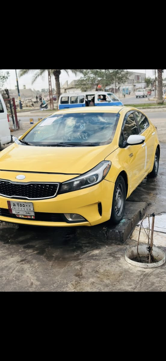 سلام عليكم
فورتي ١٧ 
حدثها ٣قطع جاملغ الماميات ثنينهن وباب السايق 
سياره خير من الله 
بيه تلحيضات 
السعر ١٠٨بيه مجال 
الرقم ***********
