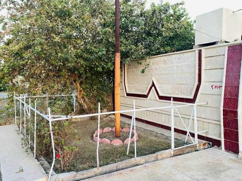 لسلام عليكم
دار للبيع في حي الاخاء قرب مؤسسة الشهداء او مدرسة عبدالله بن الزبير 
 
المساحة 250 متر / طابق واحد

🛑 ( سند طابو ملك صرف )
شرط التحويل 

الواجهة 10 عمق 25 
- اتجاه الدار شمالي 
- غرفتين وصالة وغرفه استقبال 
- مطبخ حار وبارد 
- تواليت غربي وشرقي 

-مقابل البيت حديقة  
-عرض الشارع 12 متر 
 
حديقتين داخلية وخارجية 

الدار نضيف جداً وصالح للسكن 

اي استفسار يرجى الاتصال على الرقم 
***********
او ***********

رجاءً اي معلومة ثانية عن الدار الاتصال على الرقم
