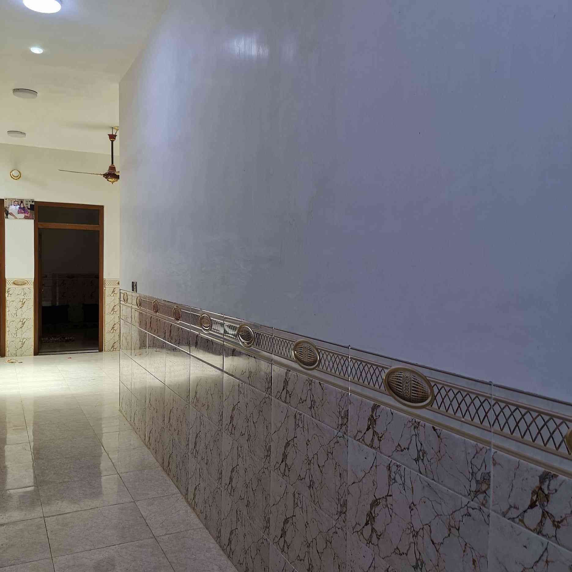 سلام عليكم دار للبيع قرب مسجد البراء مساحه 200 متر ماشيه معمله طابو /رقم /في حي البكر بناء 2023 جديد يتكون من 2 غرفت نوم ديوانيه مطبخ صاله مجمع صحيات 2 خارج داخل بناء درجه اوله السعر 62 قابل للتفاوض لستفسار اكثر ***********
