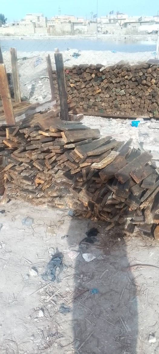 قالب خشب للبيع العدد(٩ مكعبات ونص) المكان بابل الهاتف (***********)
