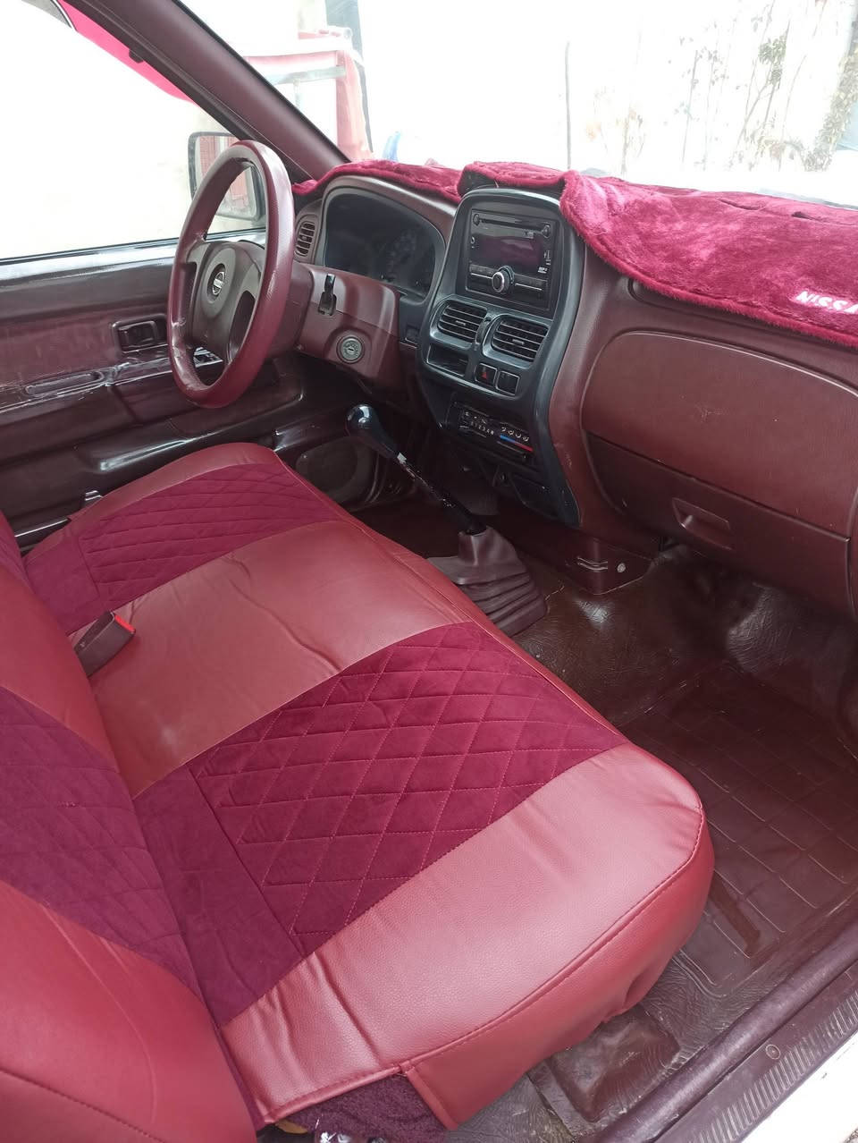 نیسان 2012
تایلەند
بێ بۆیاخ
دوو سێ پەڵە ساردی هەیە
سەیارەکە زۆر جوان و پاک ماوەتەوە
سعری 135 گەڵا و معامەلەیەکی کەم
***********
