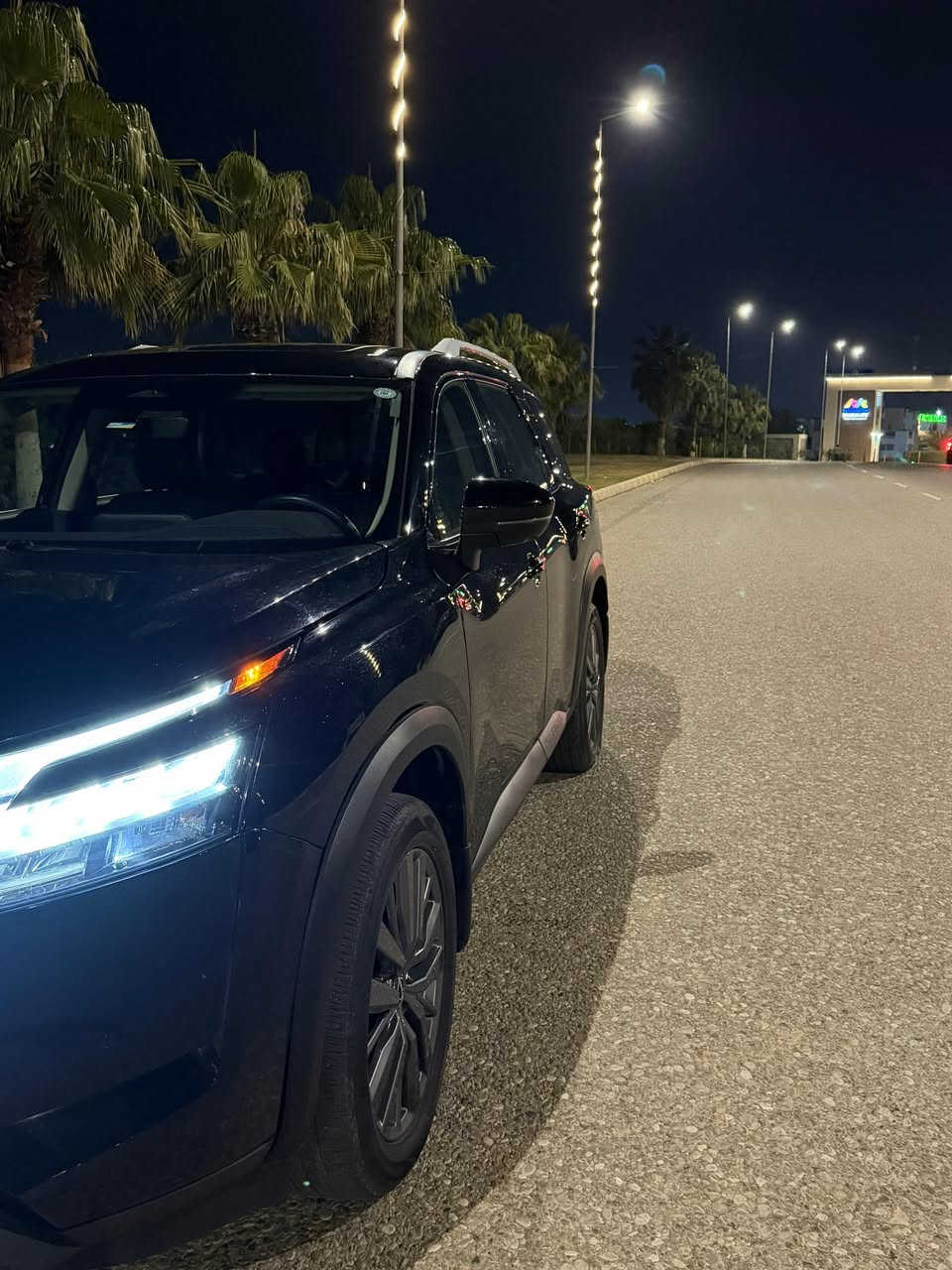 السلام عليكم    نيسان باثفايندر 2023 SL فول مواصفات 🚗
السيارة نظيفة جدًا وتفحص على راحتك، استعمال شخصي، وما تحتاج شي نهائي.
حادث فقط جاملغ امام جهة السيارة بدون ايرباك 

🔧 المواصفات:

 • محرك 6 سلندر V6 سعة 3.5 لتر
 • القوة تقريبًا 280 حصان
 • گير أوتوماتيك 9 سرعات
 • دفع رباعي ذكي 4WD
 • 7 وضعيات قيادة (سبورت، اقتصادي، ثلج، رمل، طين، سحب…)
 • سحب

🛋️ الداخلية:

 • جلد فاخر، المقاعد الأمامية مدفّأة
 • مقاعد 3 صفوف – 7 راكب 
 • شاشة وسطية كبيرة مع ملاحة
 • شاشة عدادات رقمية
 • Apple CarPlay & Android Auto
 • شحن لاسلكي
 • تشغيل بصمة
 • باب خلفي كهربائي
 • ستيرن متعدد التحكم (تدفئة )
 • تكييف قوي ثلاثي المناطق
 • نظام صوتي ممتازBose 

🛡️ الأمان:

 • رادار أمامي + تثبيت سرعة ذكي
 • نظام المحافظة على المسار
 • فرامل تلقائية أمامية وخلفية
 • مراقبة النقطة العمياء
 • تحذير التصادم
 • كاميرات 360 درجة

📏 المواصفات العامة:

 • خزان وقود 70 لتر

 • فتحة سقف (بانوراما )
 • تشغيل عن بُعد
 • نظام تحكم بالطرق الوعرة

📍 الموقع:كوكوك

📞 واتساب فقط: ***********

🔥 سيارة عائلية فخمة، قوية، وتتحمل السفر والبر، واللي يعرف الباثفايندر يعرف قيمتها
