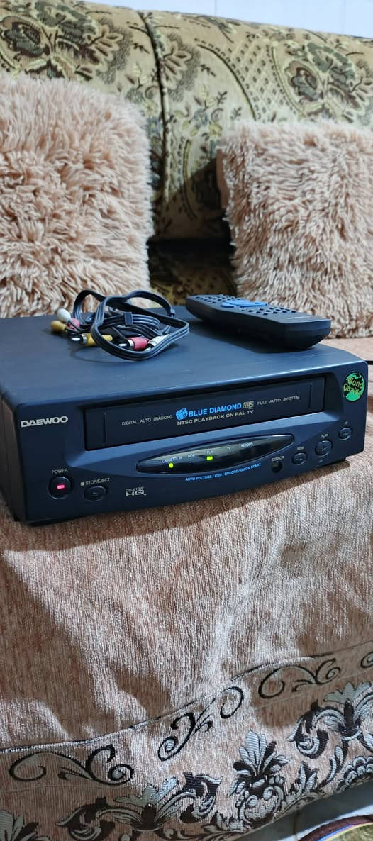 السلام عليكم .
اجهزة فيديو كاسيت عدد ٢ .ماركة سامسونج و دايو كوري ..اجهزة نظيفة وبلادية بلا اي تصليح شغالة ١٠٠ % .استيراد الكويت و ليس اوربي .
جهاز السامسونج من النوع الثقيل القديم نظافة ٨٥ % والدايو الاسود نظافة تقريبا ٩٥ % .
مع كل جهاز  ريموت وفيشة للعرض عالشاشة .
تصفية اوتوماتيكية للصورة .
عرض و تسجيل .
سعر الجهاز السامسونج ٤٠ الف نهائي .
سعر الجهاز الدايو ٥٠ الف نهائي .
للاستفسار او المراسلة موجود خاص او
*********** البصرة .موجود توصيل شركة..
