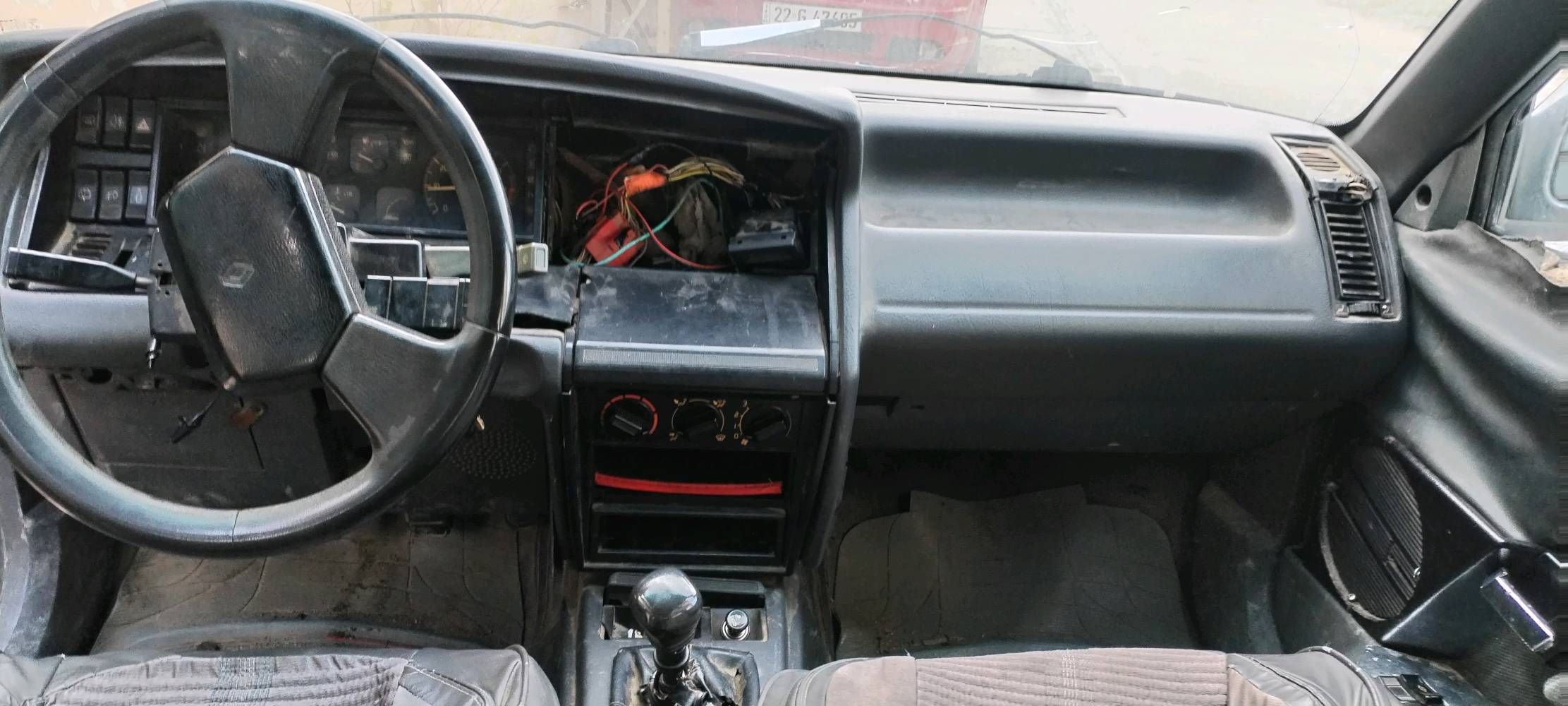 للبيع السعر 20 بيها مجال 
السياره ب اسمنا شرط التحويل
كير محرك مابيهم شي الطخم الامامي يرادلو ترتيب الكهربائيلت والدواخل يرادلها ترتيب الباقي كدام العين 
مكاني حي العربي