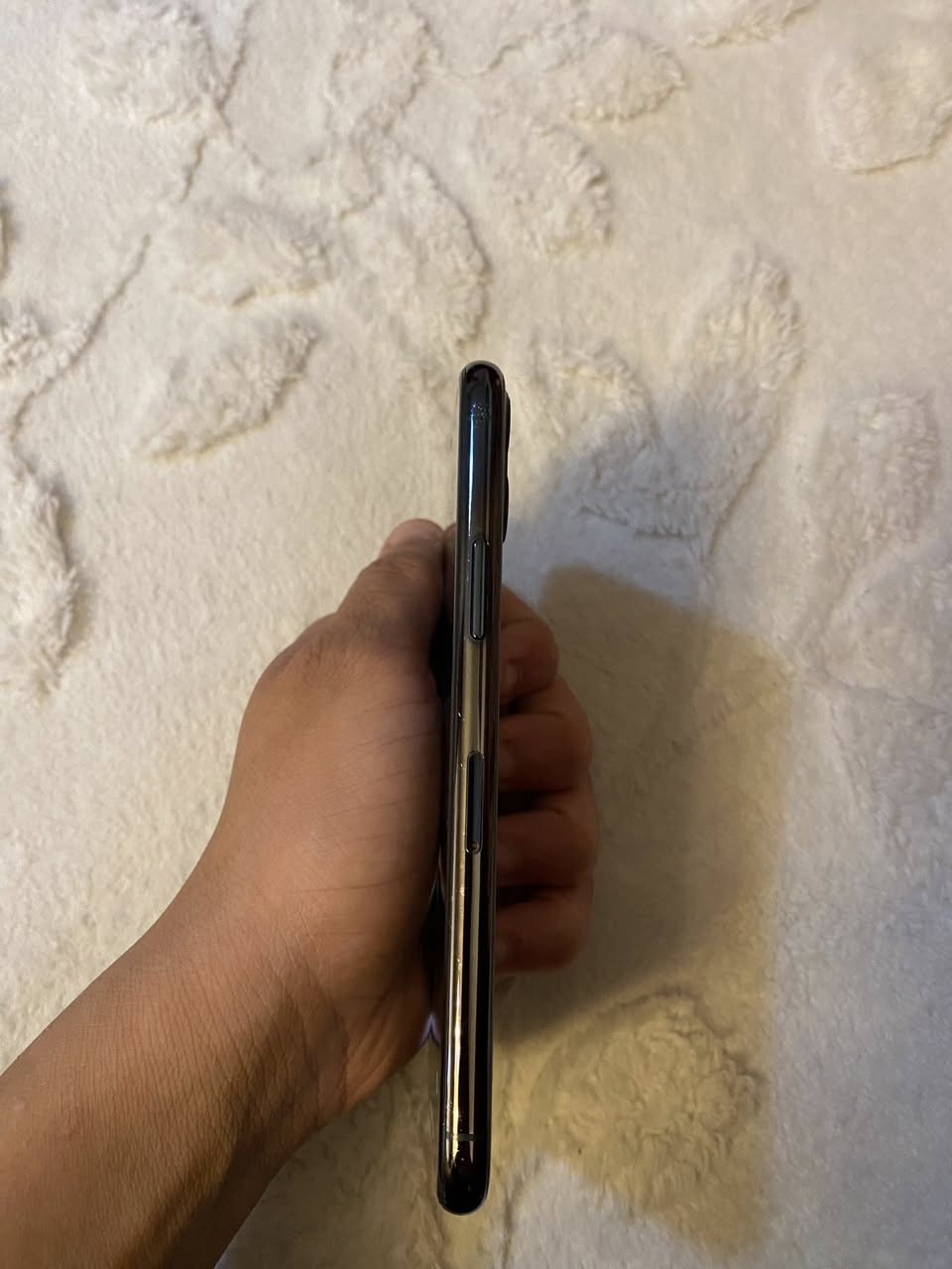 ايفون ١١ برو ٢٥٦ شرق اوسط وتر بطاريه ٧٥ نسبتها ممفتوح الجهاز ولا داخل تصليح ولا اي شي عل فحص الجهاز مجرد بي فطر بالظهر مابي اي شي غير الفطر واضح بالتصوير السعر٢٦٥ وبي مجال بسيط للاستفسار *********** مكاني بغداد العامريه .
