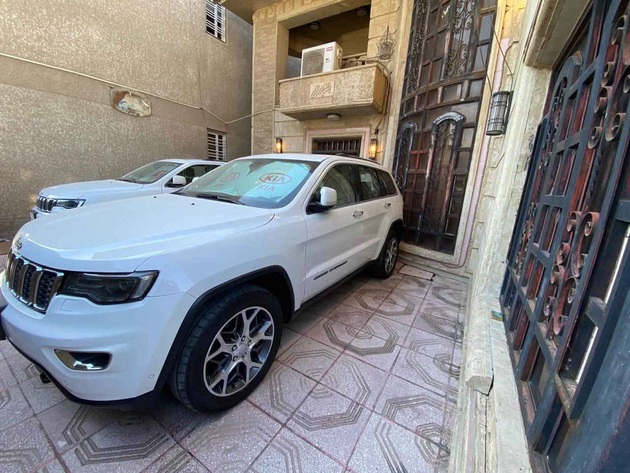 تدور ع الجديد هذا الجديد كفاله عامه حتى من الزلغ
ماشيه 50 الف 

جيب جراند شيروكي Limited 2021 خليجي
📍الموقع: بغداد  
💰السعر: 33,000 دولار

⚙️ المحرك والأداء
- محرك 3.6 لتر V6 Pentastar
- قوة 293 حصان
- ناقل حركة أوتوماتيك 8 سرعات
- نظام دفع رباعي (4×4)

✨ المواصفات
- بصمة تشغيل ودخول ذكي
- تشغيل عن بُعد (Remote Start)
- شاشة 8.4 إنج
- Apple CarPlay وAndroid Auto
- مقاعد جلد كهربائية
- تدفئة للمقاعد الأمامية
- تدفئة للمقود
- فتحة سقف بانوراما
- باب خلفي كهربائي
- كاميرا خلفية
- حساسات أمامية وخلفية
- جنوط ألمنيوم

🛡️ أنظمة الأمان
- مثبت سرعة
- مثبت سرعة راداري
- تنبيه النقطة العمياء
- تنبيه الخروج عن المسار
- مراقبة الاصطدام الأمامي
- فرملة طوارئ أوتوماتيكية

📞 **للاستفسار والمعلومات أكثر، يرجى التواصل 
***********
