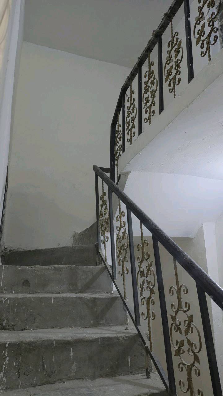 ​📐 المساحة: 100 متر مربع.
​🛋️ الاستقبال: صالة استقبال واسعة ومرتبة.
​🍳 المطبخ: نظام (حار / بارد) بتصميم عملي ومميز.
​🛏️ الغرف: 3 غرف نوم مريحة.
​🚿 الخدمات: 2 حمام (موزعة بشكل ممتاز).
​✨ الحالة: نظيف جداً وبناء بحالة ممتازة.
​📍 الموقع: الدورة - أبو دشير / بالقرب من تقاطع الشهداء (موقع قريب من الخدمات والأسواق).
💰 سعر الإيجار: 550 ألف دينار عراقي (شهرياً).
الدار على شكد طابق؟ وبيها درج أو سطح أو حوش؟: 
طابقين
هل الإيجار يشمل الماي والكهرباء والمجاري، وشكد وضع المولدة/العداد؟: 
الكهرباء الماء على المؤجر
البيت مفروش لو فارغ؟ وإذا بيه أثاث أو أجهزة شنو الموجود بالضبط؟: 
فارغ
هل أكو كراج أو مكان لوقوف سيارة؟: 
نعم كراج
شلون شروط الإيجار: عقد كم سنة/شهر، ودفع مقدّم أو تأمين، وهل السعر قابل للتفاوض؟: 
عقد لمدة سنة