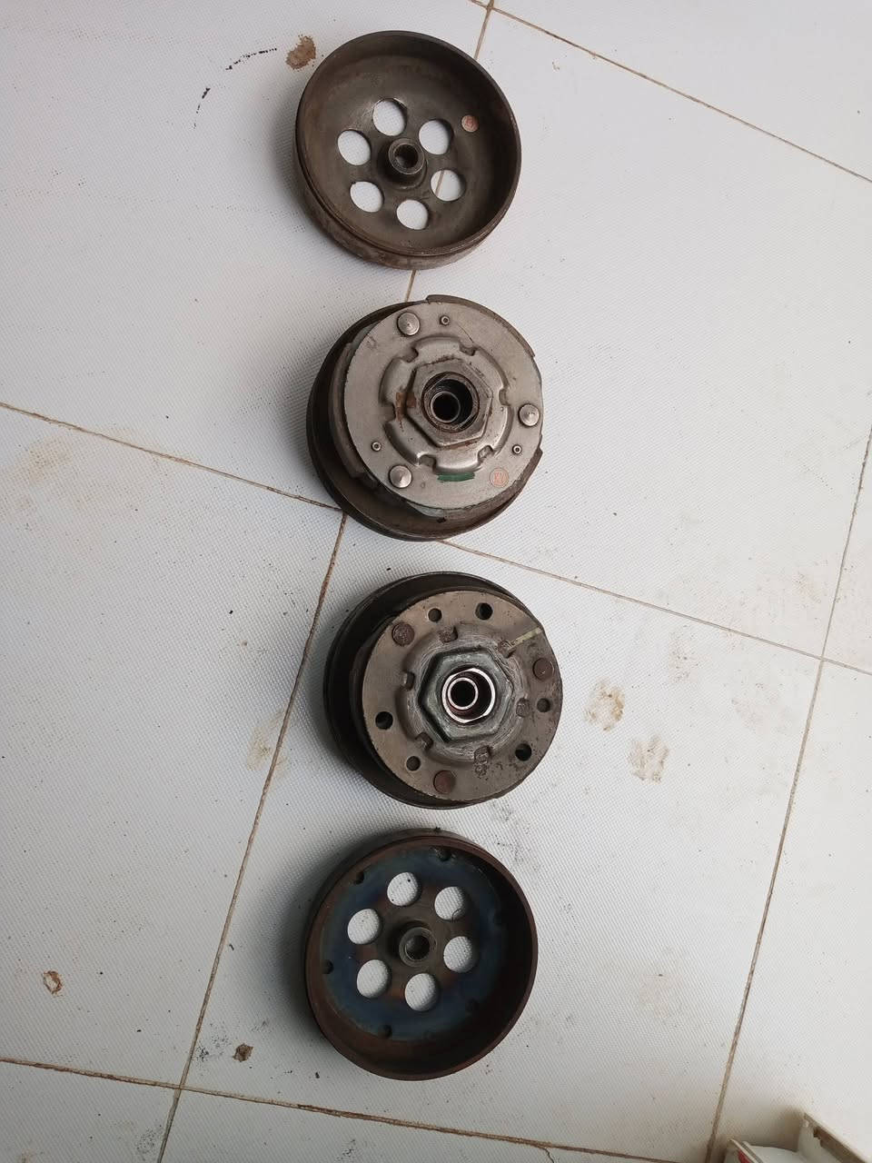 كلجات اكزز 100 شرط النظافه
واحد ياباني و واحد تايوان 
قيم وخذ 
***********
